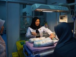 Tersentuh, Bunda Eva Jenguk Bayi Terlantar yang Ditemukan Warga Bandar Lampung