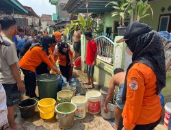 Warga Panjang Utara Antusias Terima Bantuan Air Bersih dari Pemkot