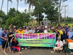 SIGAP DAN PEDULI, WALI KOTA METRO TURUN LANGSUNG BERSAMA WARGA BERSIHKAN PUING TEMBOK SEKOLAH YANG AMBRUK