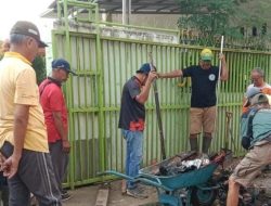 Gotong Royong Lawan Sampah: Pamong dan Warga Sepang Jaya Bersihkan Drainase