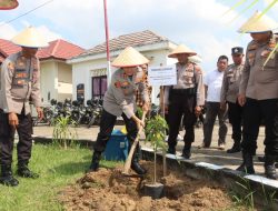 Hijaukan Polsek, Kapolres Lamtim Ajak Anggota Polri Rawat Bumi