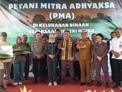 Ria Hartini Terjebak Lumpur Saat Tanam Padi, Bukti Nyata Komitmen DPRD Metro Dukung Petani