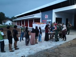 Koramil 421-09/Tjb Bersama KDKMP Desa Purwotani Berbagi Ratusan Takjil Gratis untuk Warga