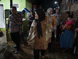 Banjir Rendam Permukiman, Eva Dwiana Serahkan Bantuan Rp1 Juta dan Beras untuk Warga Terdampak