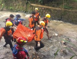 Bocah Hanyut di Drainase Rajabasa, Wali Kota Eva Dwiana Serahkan Bantuan untuk Keluarga Korban